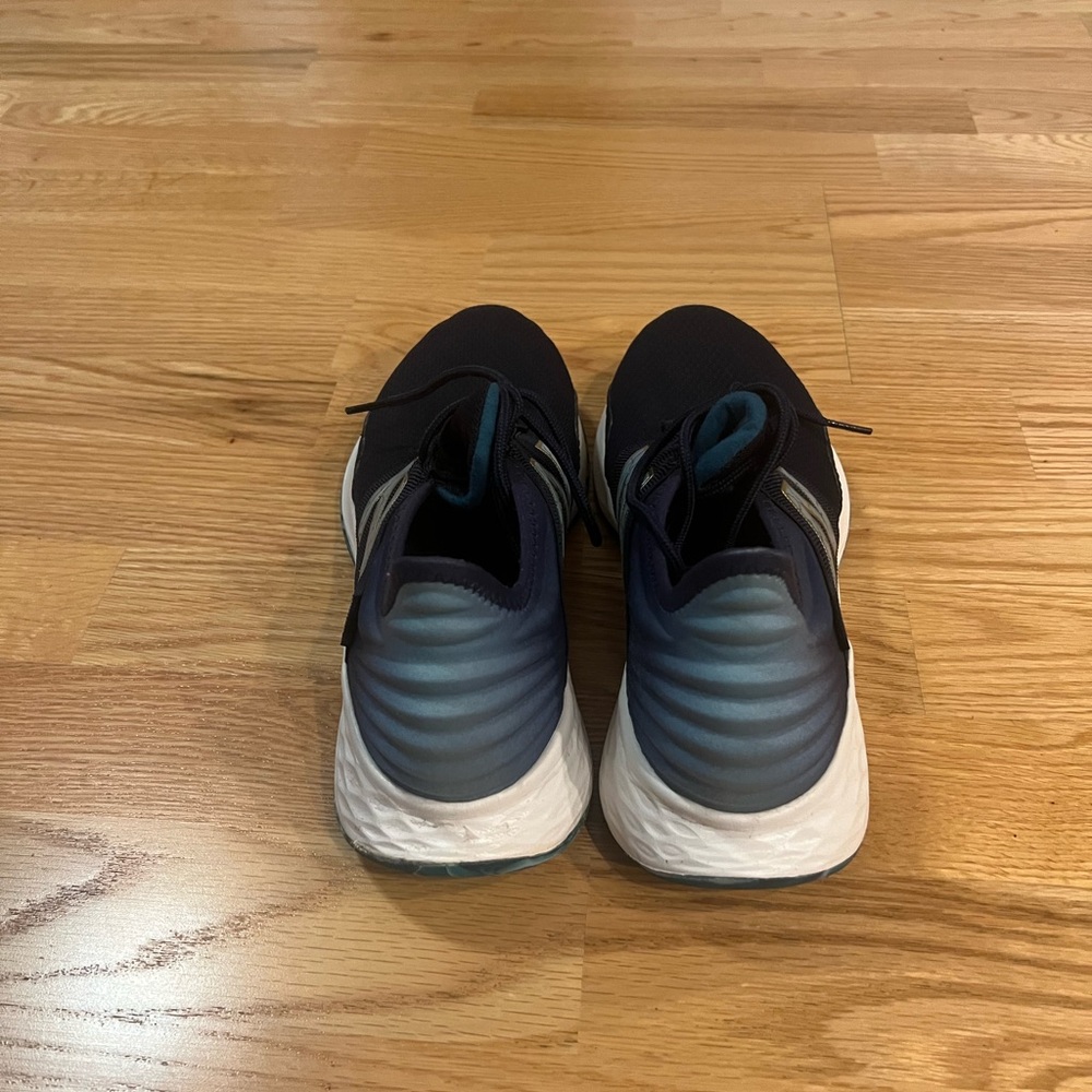 New Balance Roav V1 Navy and White Women Athletic Shoes - Picture 3 of 4